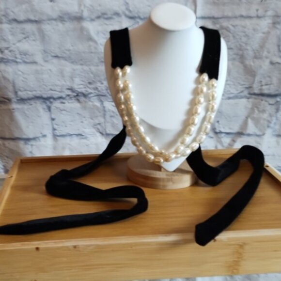 Zara Pearl Velvet Choker - Picture 2 of 10